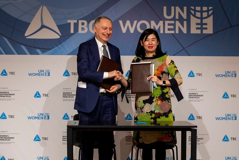 TBC Bank CEO, Vakhtang Butskhrikidze, and the UN Women Country Representative in Georgia, Kaori Ishikawa, signed the Memorandum. Photo: TBC