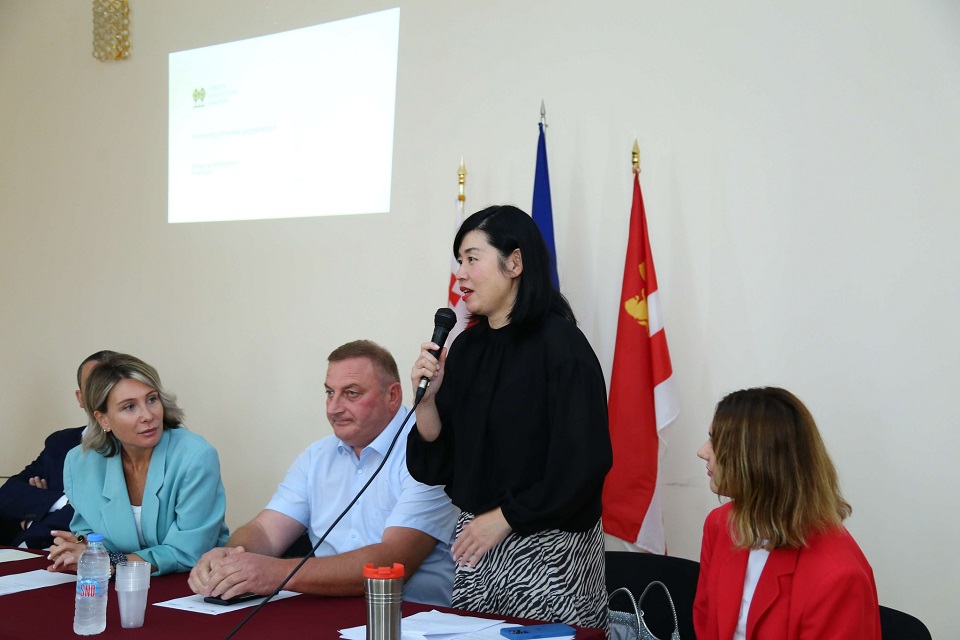 Representatives from UN Women, the Rural Development Agency and the local government introduced the greenhouse farms pilot programme to local women on 12 September in Marneuli. Photo: RDA