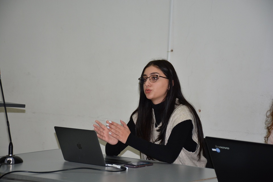 Tekle Ivaneishvili presenting her research paper. Photo: The Journalism Resource Center
