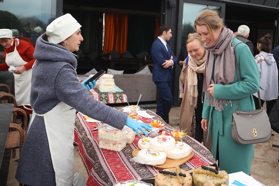 An exhibition and sale in Zugdidi, during which women farmers presented various types of cheese prepared in Georgian and European styles. Photo: UN Women
