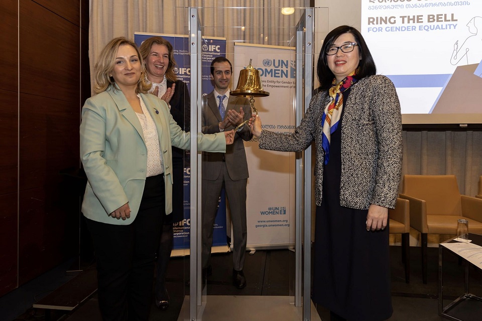 Nino Kurdiani, acting CEO of the Georgian Stock Exchange, Ivana Fernandes Duarte, IFC Regional Manager for the South Caucasus, Papuna Lezhava, Vice Governor of the National Bank of Georgia and Kaori Ishikawa, the UN Women Georgia Country Representative, ringing the bell for gender equality. Photo: UN Women/Leli Blagonravova 