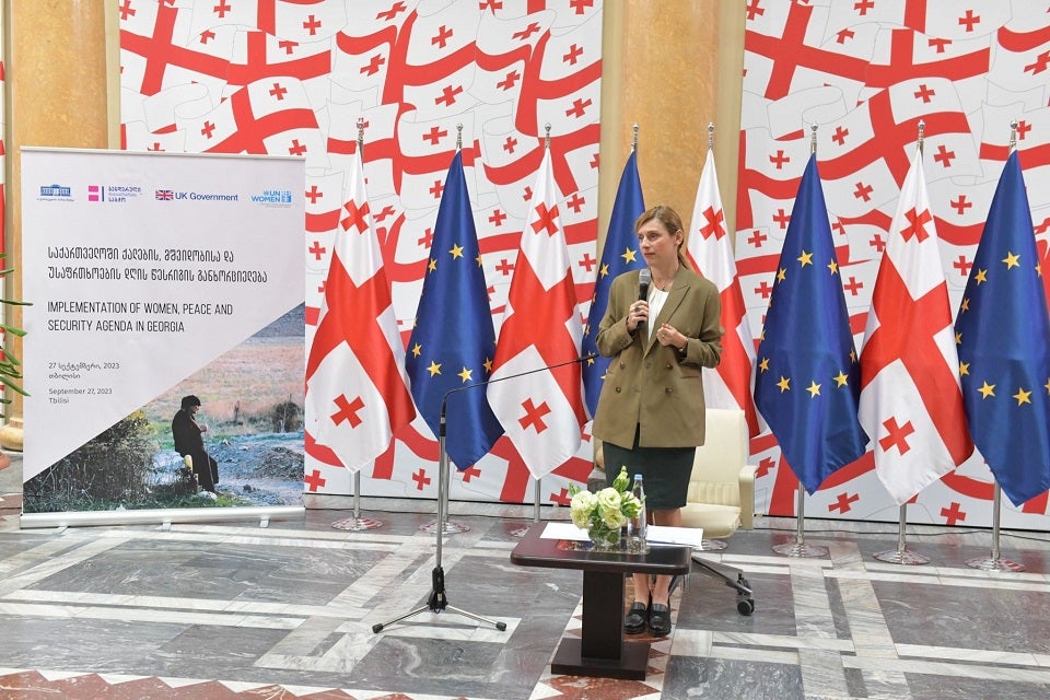 თეონა აქუბარდია ქალების, მშვიდობისა და უსაფრთხოების დღის წესრიგის განხორციელების შესახებ მომზადებულ თემატურ ანგარიშს საქართველოს პარლამენტის გენდერული თანასწორობის მუდმივმოქმედ საბჭოსთან წარადგენს. ფოტო: საქართველოს პარლამენტი