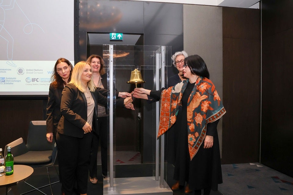 From left to right: Nino Kurdiani, acting CEO of the Georgian Stock Exchange, Salome Tvalodze, Head of Sustainable Finance Division of National Bank of Georgia, Ivana Fernandes Duarte, IFC Regional Manager for the South Caucasus, Bergljot Hovland, Ambassador of Norway to Georgia and Kaori Ishikawa, the UN Women Georgia Country Representative, ringing the bell for gender equality. Photo: UN Women/Leli Blagonravova