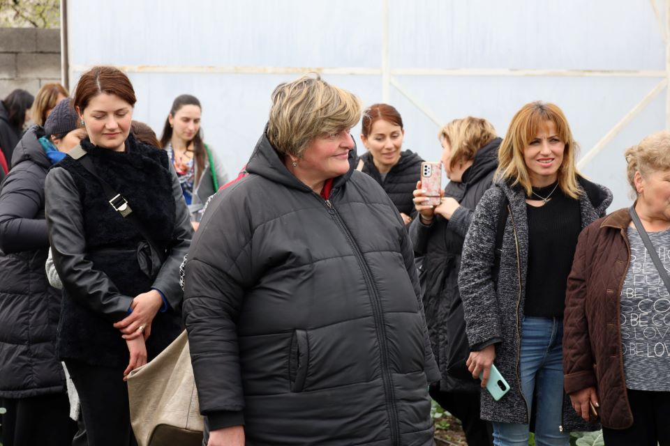 Female farmers visit the greenhouse of one of the programme participants in Marneuli. Photo: RDA