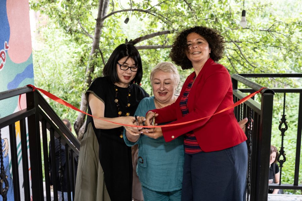 From left to right: The UN Women Country Representative in Georgia, Kaori Ishikawa, Head of the Democrat Women’s Organization of Samtskhe-Javakheti, Marina Modebadze and the French Ambassador to Georgia, Sheraz Gasri opend the shelter/crisis centre in Akhaltsikhe. Photo: The Democrat Women’s Organization of Samtskhe-Javakheti