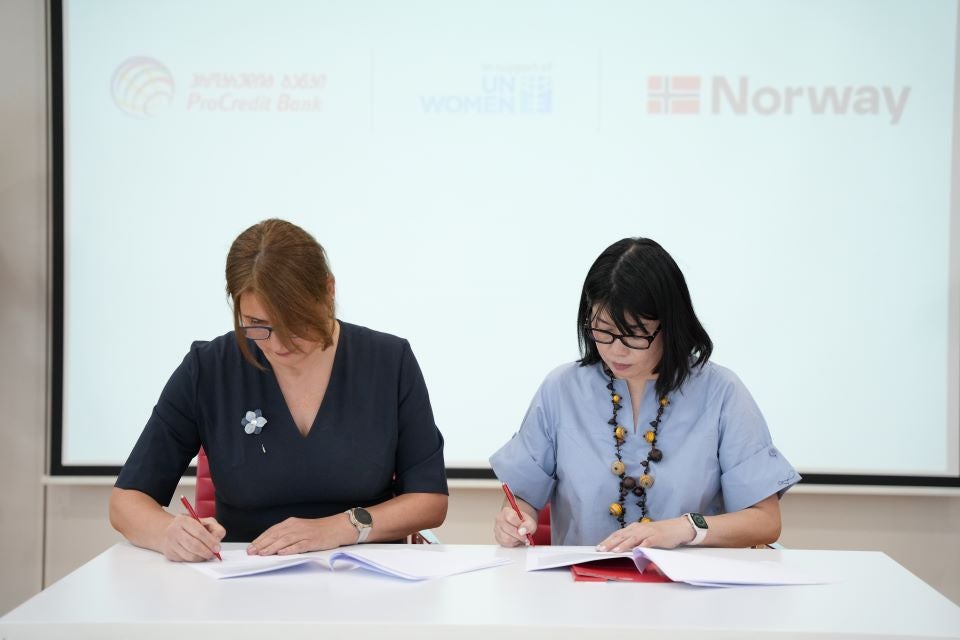 Zeinab Lomashvili, a member of the Board of Directors and Director of ProCredit Bank and Kaori Ishikawa, UN Women Country Representative in Georgia signing the Memorandum of Understanding. Photo: ProCredit Bank