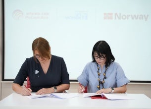 Zeinab Lomashvili, a member of the Board of Directors and Director of ProCredit Bank and Kaori Ishikawa, UN Women Country Representative in Georgia signing the Memorandum of Understanding. Photo: ProCredit Bank